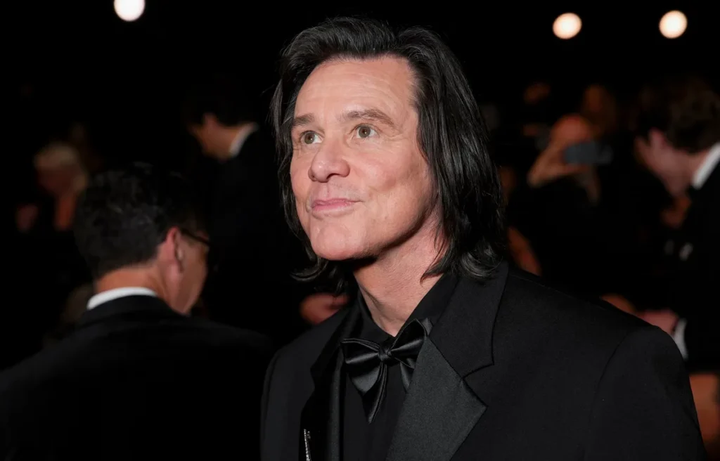 Fans creen que Jim Carrey fue reemplazado por un doble tras su nuevo aspecto en París