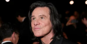 La aparición de Jim Carrey en París desató teorías virales en redes sociales. Algunos fans creen que el actor fue reemplazado por un doble tras su cambio de apariencia.